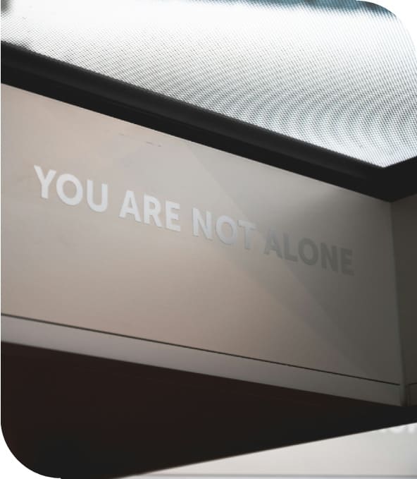 letrero con la frase you are not alone