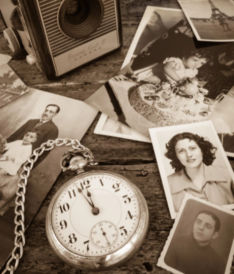 Varios objetos de recuerdo, como fotos, reloj antiguo, o máquina de fotos antigua