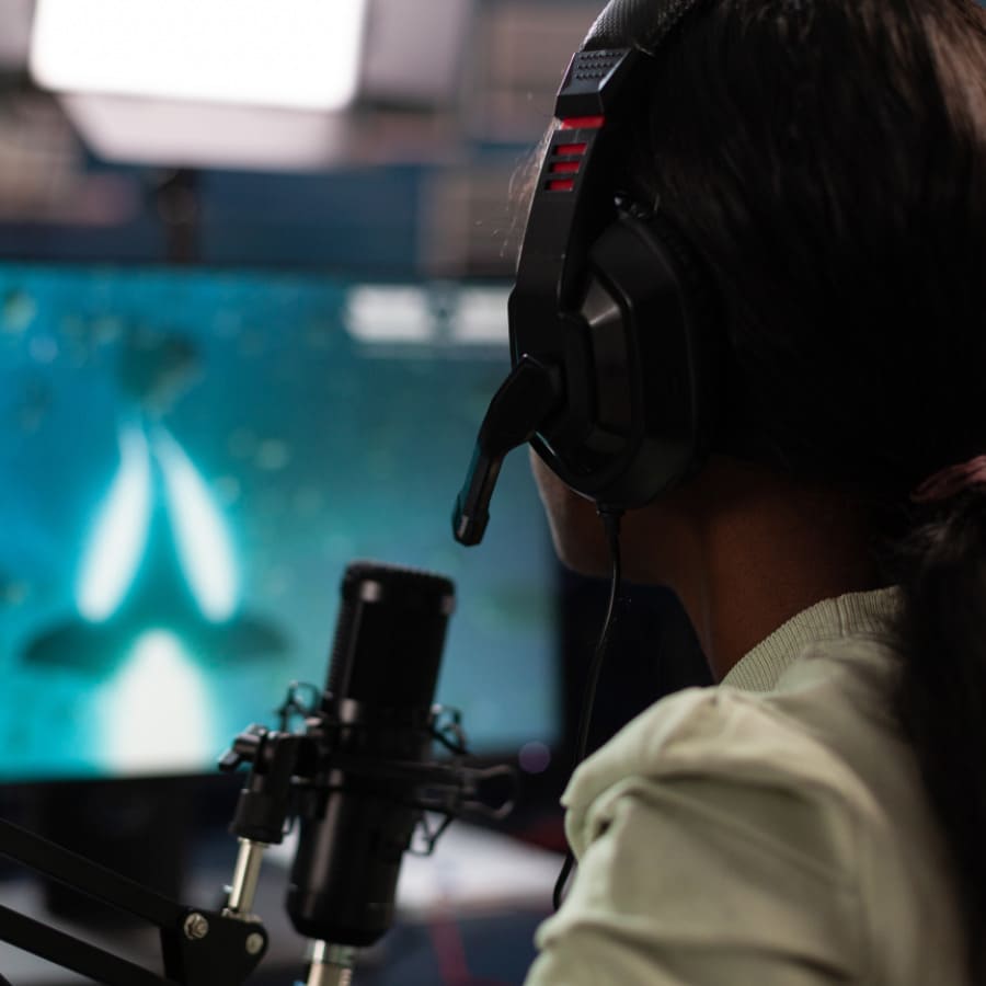 primer plano trasero de técnido de audiovisuales con unos auriculares