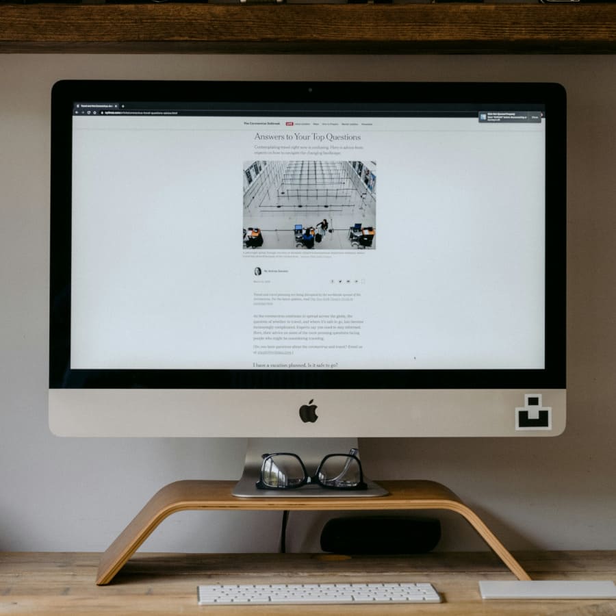 Primer plano de un monitor Apple sobre una altura