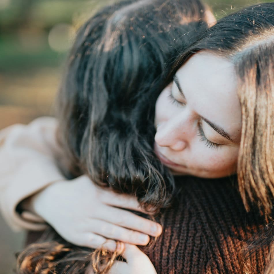 primer plano de dos mujeres abrazándose